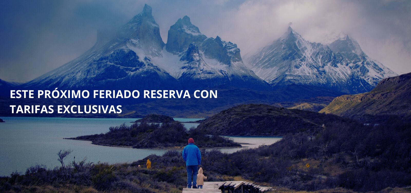 Papá y su hijo caminan en Torres del Paine