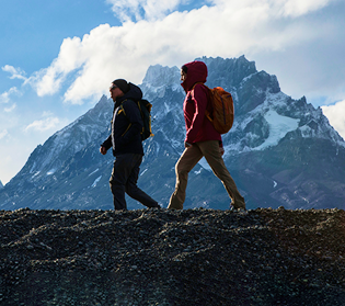 Two people hiking in torres del Piane