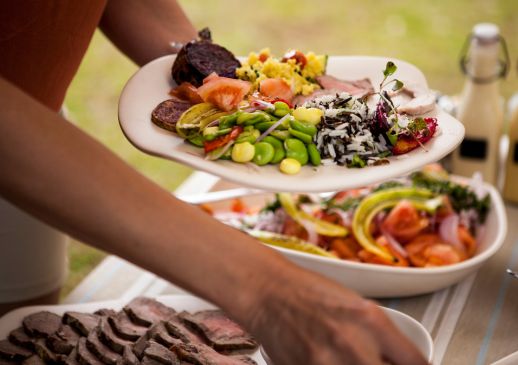 Prato gourmet fresco com vegetais e carnes servido ao ar livre no lodge Explora Rapa Nui.