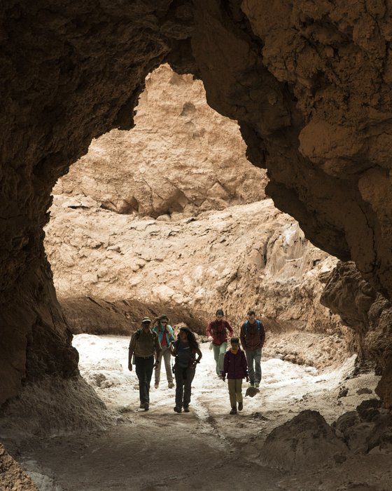 Grupo de visitantes caminhando por cânion desértico no Atacama, Chile, com o Lodge Explora